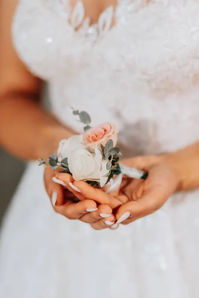 Наречена Весільній Сукні Крупним Планом Тримає Квітку Бутоньєрки Руках — стокове фото