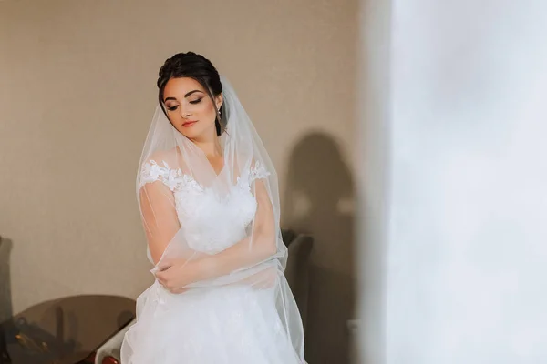 Porträt Der Braut Ihrem Brautkleid Unter Einem Schleier Ihrem Zimmer — Stockfoto