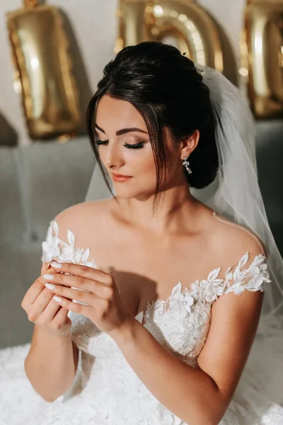 Gelinlik Giymiş Bir Gelinin Portresi Kız Yüzüğünü Parmaklarında Tutuyor — Stok fotoğraf