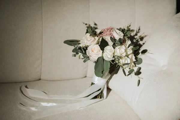 Hochzeitsstrauß Aus Weißen Rosen Und Grünen Blättern Auf Einem Weißen — Stockfoto