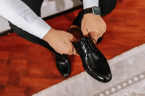 Чоловічі Руки Тримають Чорне Взуття Електронний Годинник Під Рукою Вільний — стокове фото
