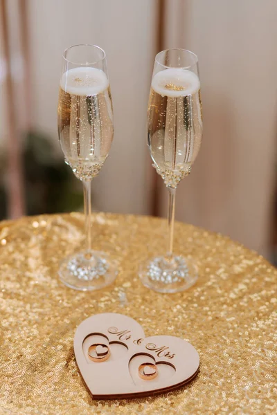 Copos Casamento Cheios Champanhe Uma Mesa Coberta Ouro Lado Anéis — Fotografia de Stock