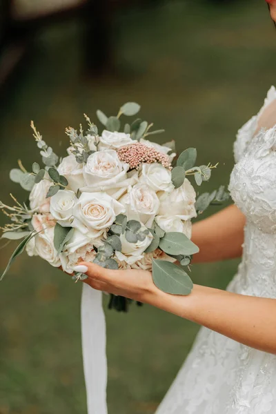 Bouquet Roses Blanches Dans Les Mains Mariée Photo Gros Plan — Photo