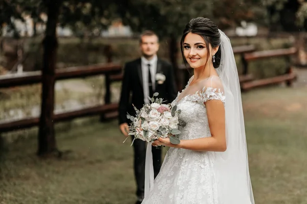 Retrato Uma Noiva Morena Vestido Noiva Branco Com Buquê Casamento — Fotografia de Stock