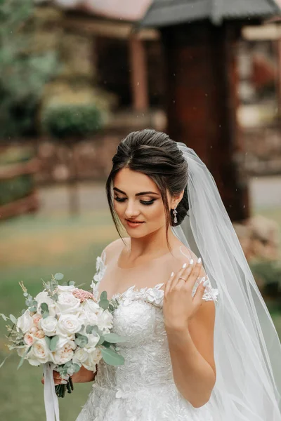 Retrato Uma Noiva Morena Vestido Noiva Branco Com Buquê Casamento — Fotografia de Stock