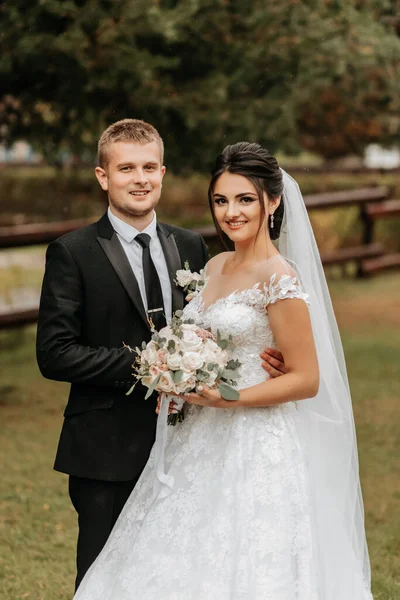 Menyasszony Vőlegény Portréja Parkban Menyasszony Vőlegény Belenéz Fényképezőgépbe Esküvői Séta — Stock Fotó