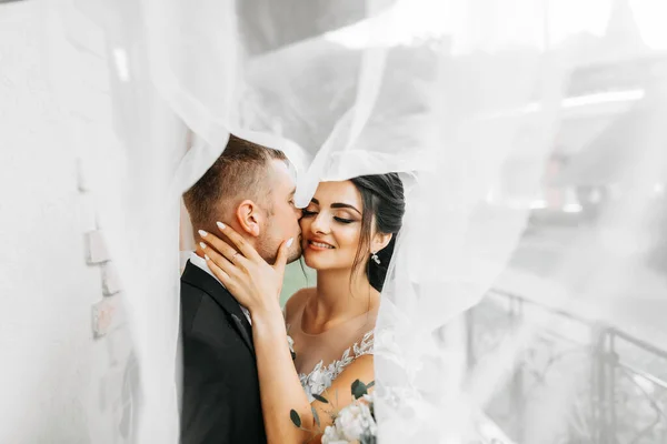 Yeni Evli Avrupalı Bir Çift Beyaz Elbiseli Gülümseyen Gelin Klasik — Stok fotoğraf