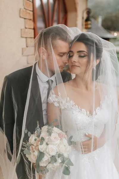 Elegante Coppia Europea Appena Sposata Sposa Con Vestito Bianco Sposo — Foto Stock