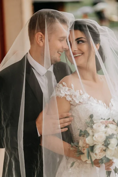 Casal Elegante Recém Casados Europeus Noiva Sorridente Num Vestido Branco — Fotografia de Stock