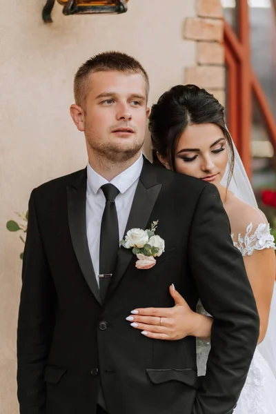 Egy Elegáns Európai Pár Friss Házasok Egy Mosolygó Menyasszony Fehér — Stock Fotó