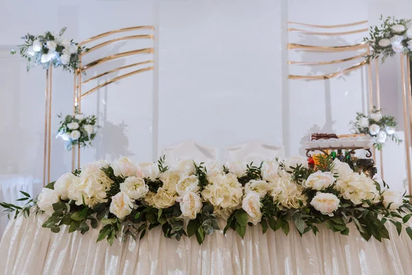 Stół Ślubny Prysydia Ozdobiony Kwiatami Róż Białym Tle Przygotowanie Uroczystości — Zdjęcie stockowe