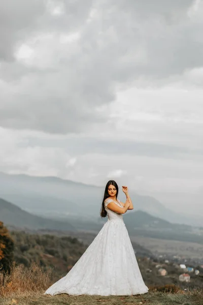 Schöne Braut Vor Dem Hintergrund Der Herbstlichen Berge Davor Ein — Stockfoto