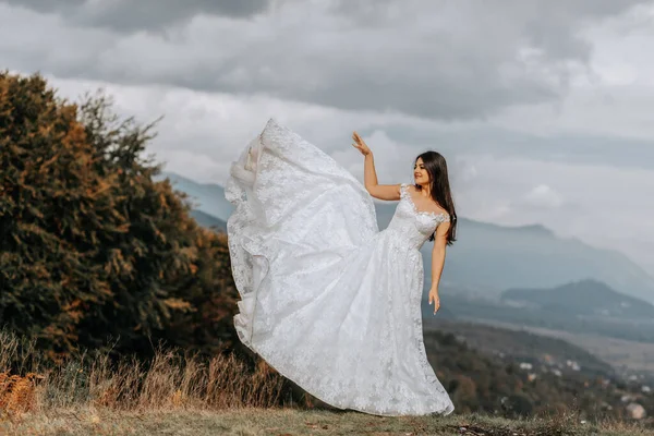 Beautiful Bride Background Autumn Mountains Front Luxurious White Dress Flutters — Stock Photo, Image