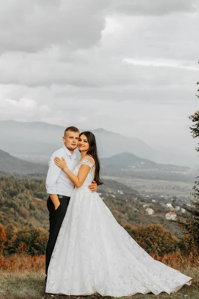 Casal Casamentos Abraça Ternamente Nas Montanhas Noivo Abraça Noiva Pelos — Fotografia de Stock