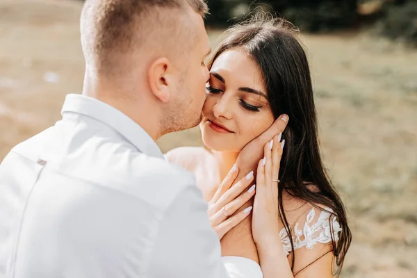 Stylový Pár Evropských Novomanželů Usmívající Nevěsta Bílých Šatech Objímá Ženicha — Stock fotografie