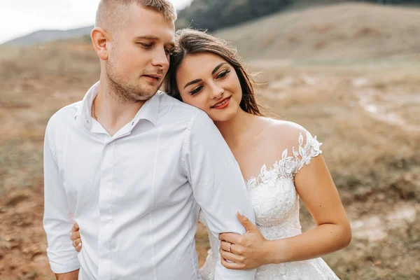 Stylový Pár Evropských Novomanželů Usmívající Nevěsta Bílých Šatech Objímá Ženicha — Stock fotografie