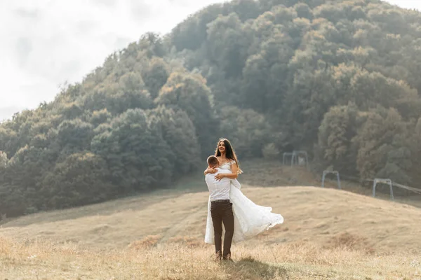 Düğün Çifti Dağlarda Yürüyüş Geniş Bir Planın Fotoğrafı Boş Alan — Stok fotoğraf