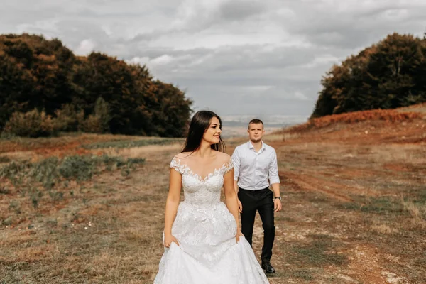 Свадебная Пара Гуляет Горах Фоне Осеннего Леса Невеста Переднем Плане — стоковое фото