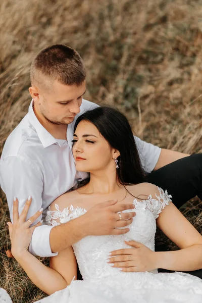 Gli Sposi Sono Sdraiati Sull Erba Secca Abbracciati Una Donna — Foto Stock