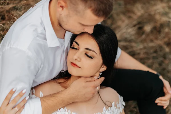Γαμπρός Και Νύφη Ξαπλώνουν Στεγνό Γρασίδι Και Αγκαλιάζονται Γυναίκα Λευκό — Φωτογραφία Αρχείου
