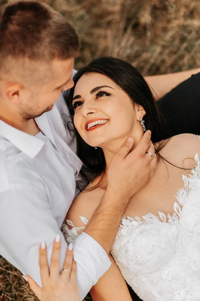 Vőlegény Mosolygó Menyasszony Fekszik Száraz Ölelés Fehér Esküvői Ruha Gyönyörű — Stock Fotó