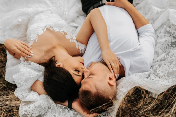 Beautiful Young Couple Bride Groom Lie Grass Hug High Quality — Stock Photo, Image