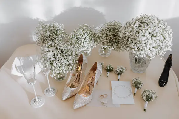 Svatební Prsteny Nevěsty Ženicha Svatebními Kyticemi Bílých Květin Dva Krásné — Stock fotografie
