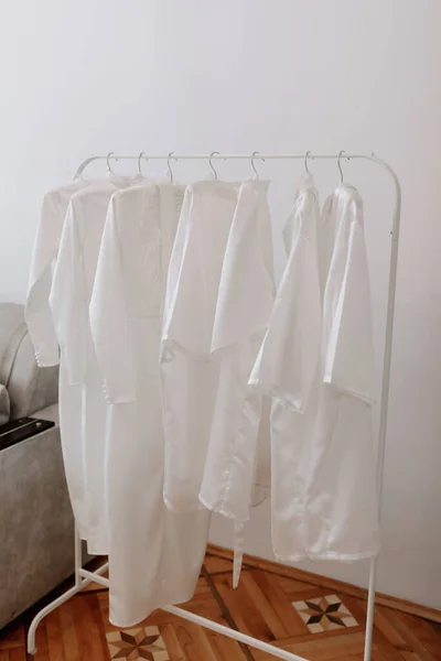 Біле Жіноче Вбрання Вішалці Жіночий Одяг Вечір Дівчини Тому Вбранні — стокове фото
