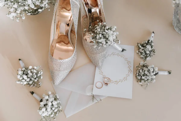Anéis Casamento Noiva Noivo Com Buquês Casamento Flores Brancas Duas — Fotografia de Stock