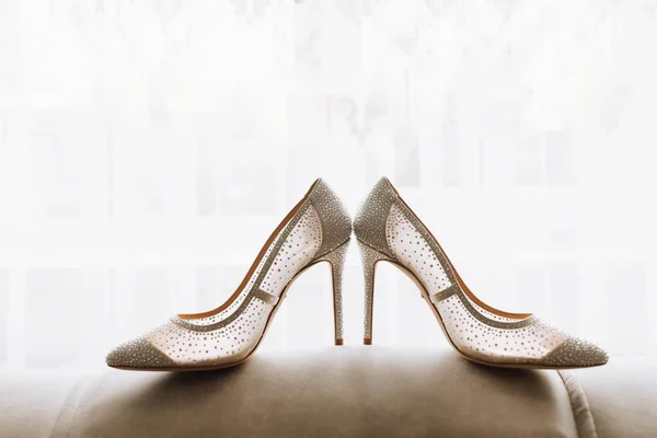 Μοντέρνα Γάμος Γυναικεία Ψηλοτάκουνα Παπούτσια Από Μπεζ Χρώμα Λευκό Φόντο — Φωτογραφία Αρχείου