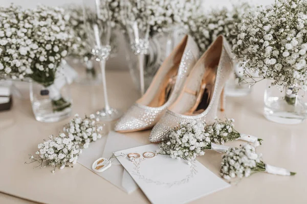 Svatební Prsteny Nevěsty Ženicha Svatebními Kyticemi Bílých Květin Dva Krásné — Stock fotografie