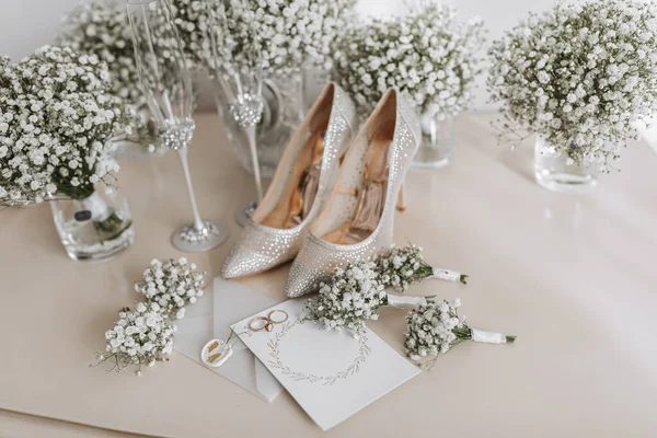 Обручки Нареченого Нареченого Весільними Букетами Білих Квітів Два Красивих Золотих — стокове фото
