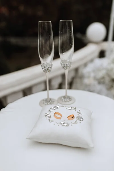 Anéis Casamento Ouro Travesseiro Decorado Círculo Com Pedras Jóias Prata — Fotografia de Stock