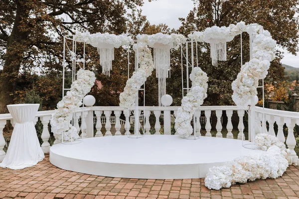 Svatební Obřad Parku Připravený Bílých Zlatých Barvách Mnoho Židlí Luxusní — Stock fotografie