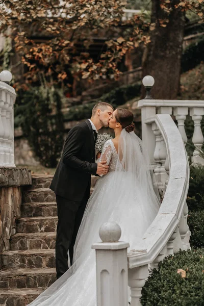 Gelin Damadın Romantik Öpücüğü Törenden Sonra Bahçede Merdivenlerde — Stok fotoğraf