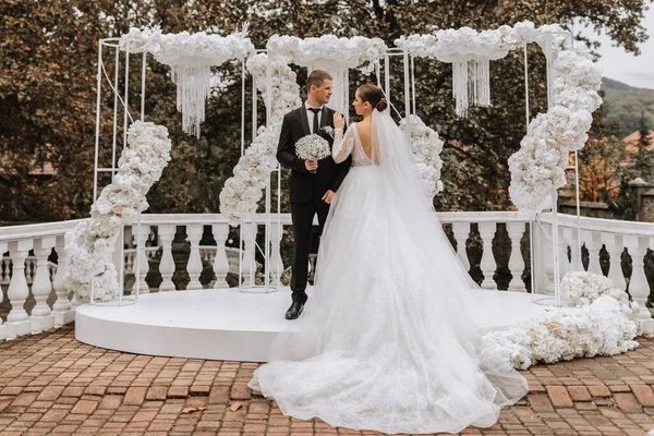 Takım Elbiseli Şık Bir Damat Beyaz Çiçeklerle Süslenmiş Bir Düğün — Stok fotoğraf