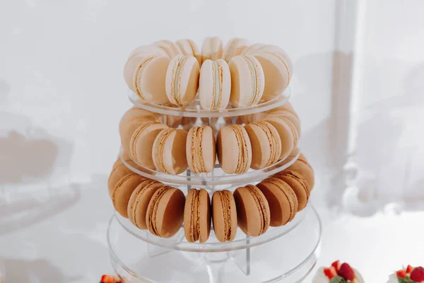 Świąteczny Stół Deserowy Słodyczami Weselny Batonik Różne Ciasta Czekolada Trybunach — Zdjęcie stockowe