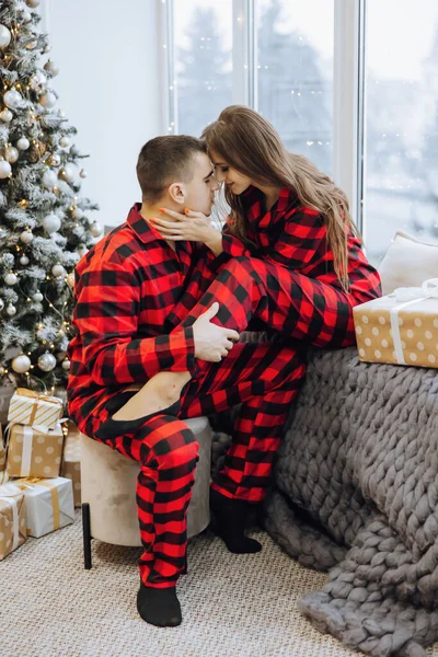 Ett Ungt Vackert Gift Par Samma Röda Pyjamas Nära Julgranen — Stockfoto