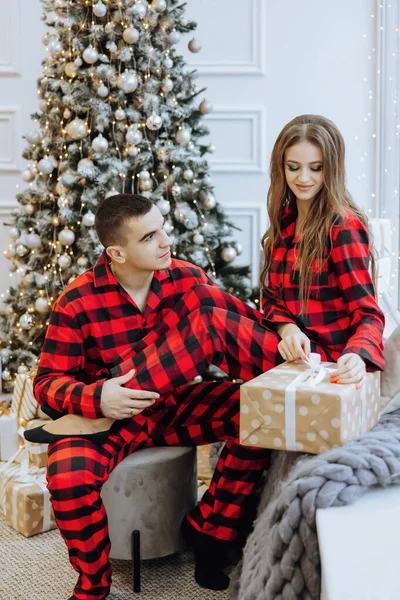 Jeune Beau Couple Familial Même Pyjama Rouge Près Sapin Noël — Photo