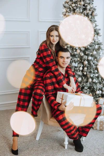 Unga Vackra Familj Par Identiska Röda Pyjamas Nära Julgranen Glädje — Stockfoto