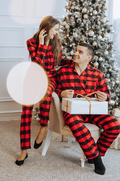 Jovem Casal Bonito Família Pijama Vermelho Idêntico Perto Árvore Natal — Fotografia de Stock