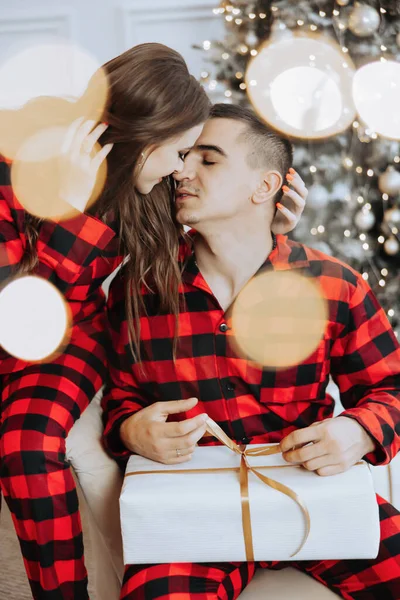 Jeune Beau Couple Familial Pyjama Rouge Identique Près Sapin Noël — Photo