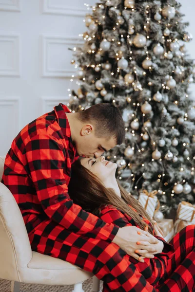 Jovem Casal Bonito Pijama Vermelho Combinando Perto Árvore Natal Alegria — Fotografia de Stock
