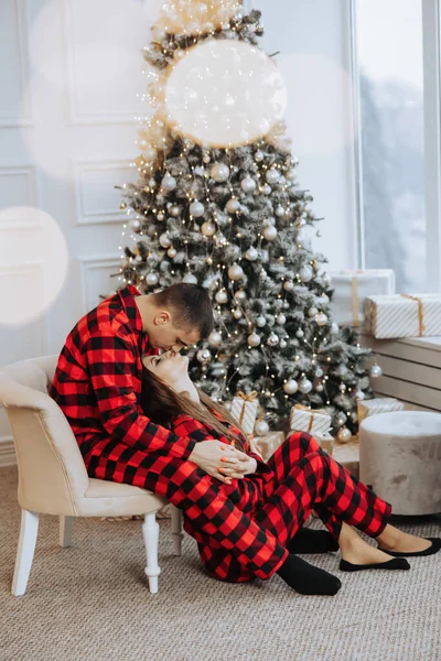 Junges Schönes Paar Passendem Roten Pyjama Neben Dem Weihnachtsbaum Freude — Stockfoto