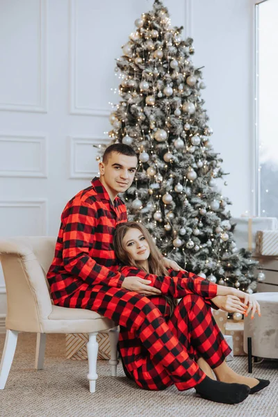 Junges Schönes Paar Passendem Roten Pyjama Neben Dem Weihnachtsbaum Freude — Stockfoto
