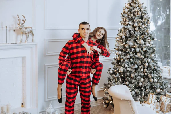 Schönes Junges Paar Passendem Roten Pyjama Der Nähe Des Weihnachtsbaums — Stockfoto