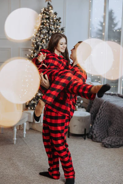 Uma Bela Menina Pijama Vermelho Fica Peitoril Janela Coloca Uma — Fotografia de Stock