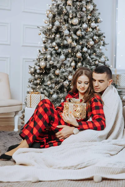 Junge Schöne Familienpaare Identischen Roten Pyjamas Der Nähe Des Weihnachtsbaums — Stockfoto