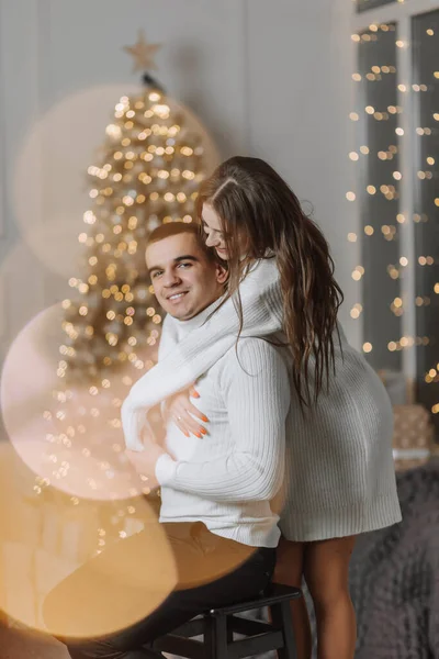 Egy Gyönyörű Elegáns Fiatal Család Fehér Pulóverben Ölelés Örvendeznek Karácsonyi — Stock Fotó
