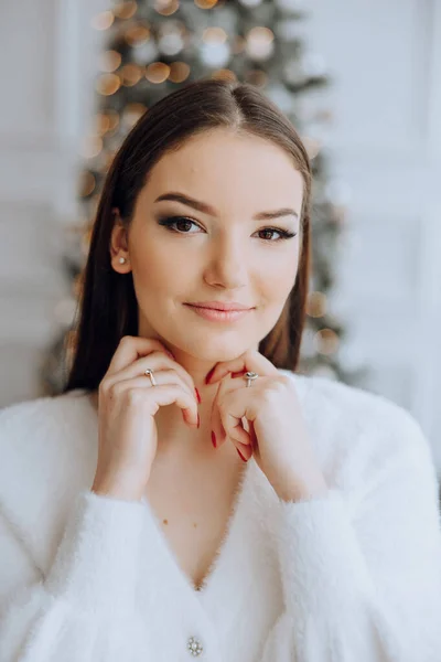 Een Mooi Stijlvol Jong Meisje Een Witte Trui Poseert Kerstverlichting — Stockfoto